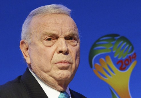COS01 COSTA DO SAUIPE (BRASIL) 27/05/2015.- Fotografía de archivo tomada el 3 de dicimebre de 2013 del entonces presidente de la Copa del Mundo 2014, Jose Maria Marin, durante una rueda de prensa en Costa do Sauipe en Brasil. El Ministerio de Justicia y Policía de Suiza confirmó la detención esta madrugada por cargos de corrupción de seis altos responsables de la FIFA en Zúrich, cuando se encontraban en el hotel en el que se alojan en esa ciudad para participar en el congreso de la organización. Las autoridades helvéticas indicaron que se prevé su extradición a Estados Unidos, donde una fiscalía de Nueva York les investiga por haber aceptado sobornos y comisiones desde principios de los noventa hasta la actualidad. EFE/Marcus Brandt